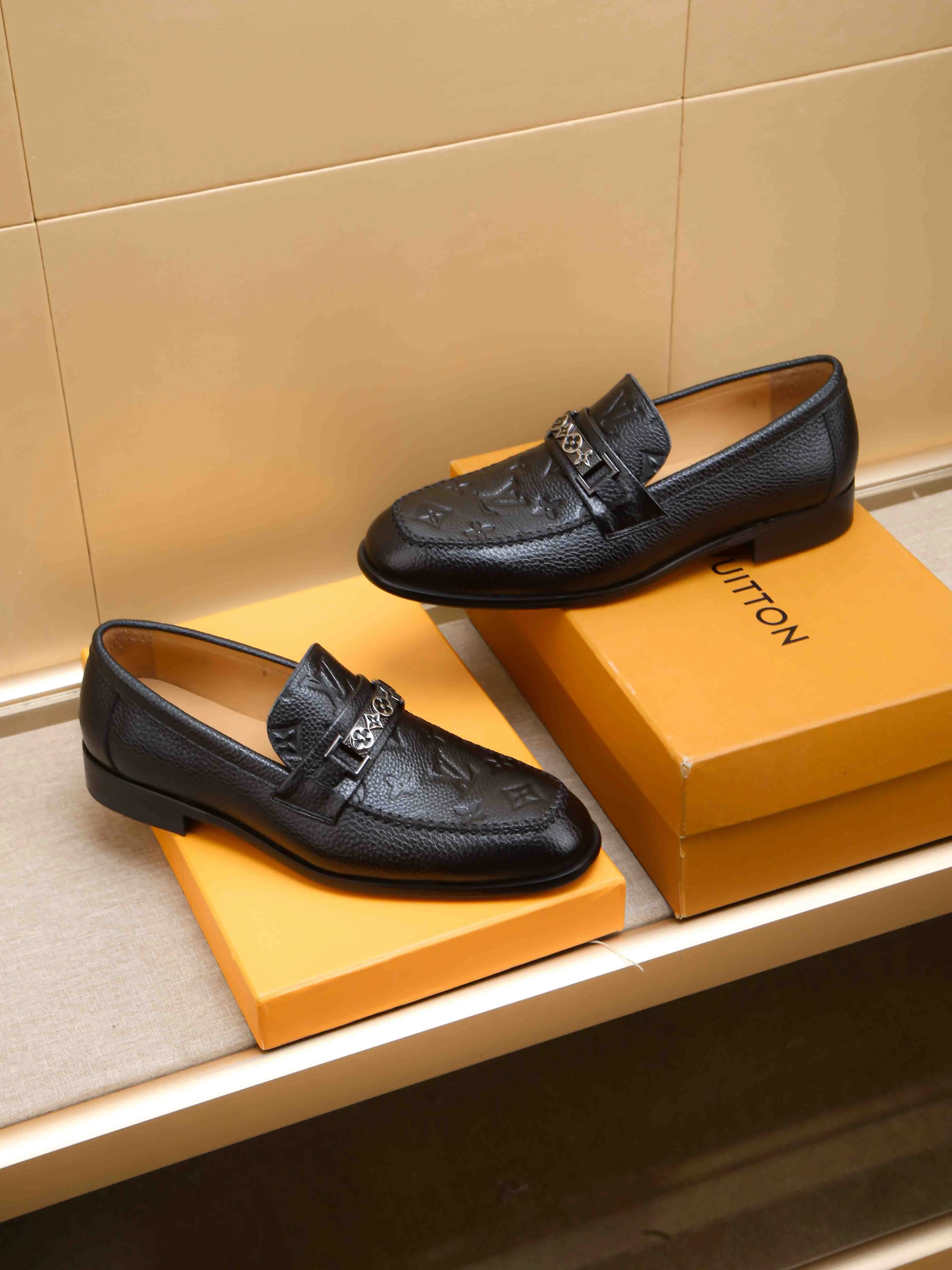 Men's shoes 💰 460 💰 Louis Vuitton LV ® 🆕 model 🔛Full shoe counter, first layer cowhide, 🐂leather lined casual shoes for men, super soft outsole, essential for driving. Counter synchronization, original first layer cowhide, completely 1:1 mold customization🌹top version, color optional! Number: 39-44 (customized at 38.45)
